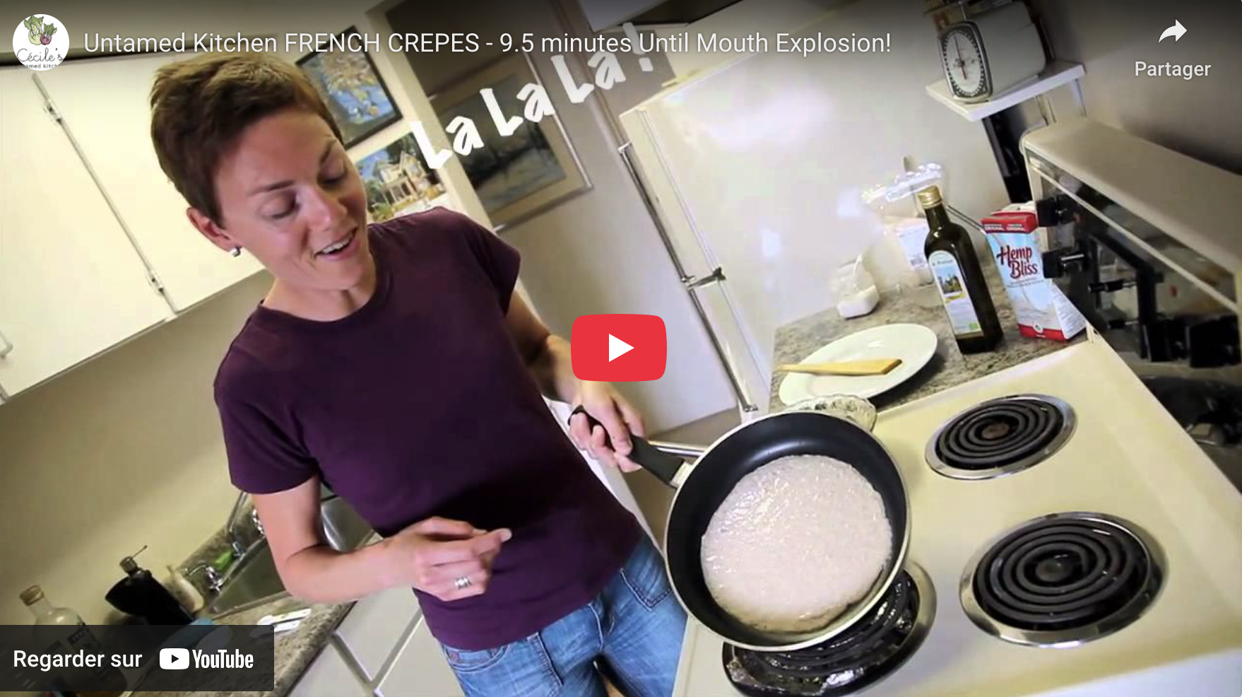 Cécile en cuisine, il y a 13 ans au Canada, préparant un plat végétal avec passion.